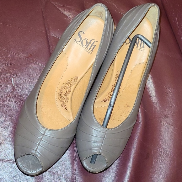 Sofft Shoes - Olive green sofft heels